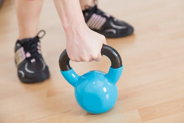 Fitnessgeräte mit der Hand greifen — Stockfoto