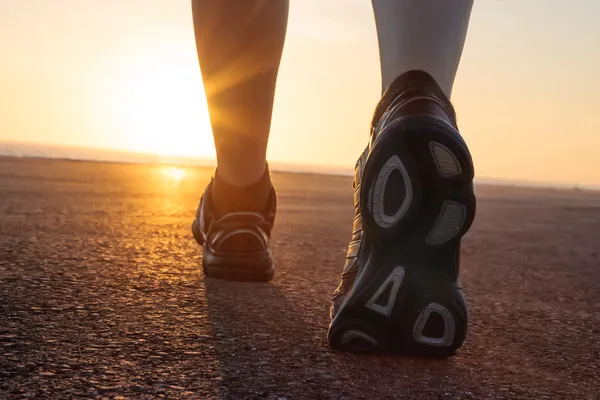 Loopschoenen met zonsondergang beyind — Stockfoto