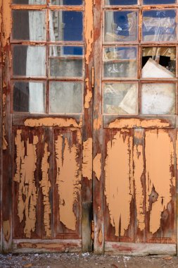 eski kapı ile dokulu boya dökülüyor