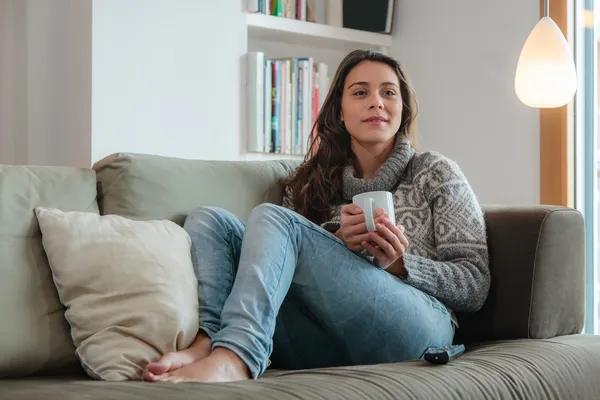 genç kadın kanepe evde TV izlerken