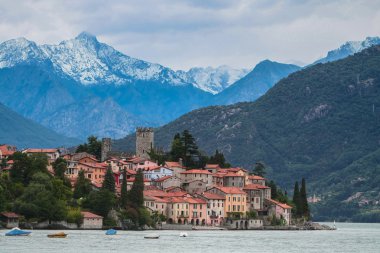 İtalyan Alpleri'nde Como Gölü'nün yakınlarında küçük bir kasaba