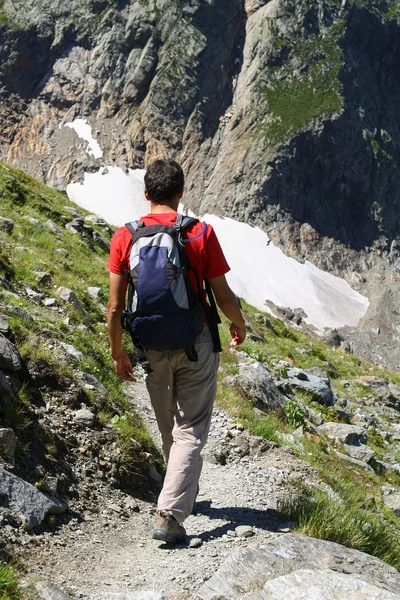Homme marchant sur le sentier de haute montagne — Photo