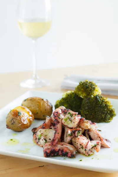 Pulpo en Aceite de Oliva con patatas asadas y brócoli — Foto de Stock