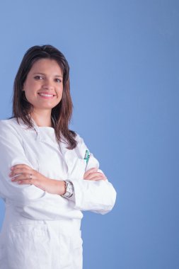 genç kadın doktor ile mavi artalan