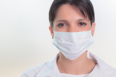 bir kadın doktor maskeli yakın çekim portre