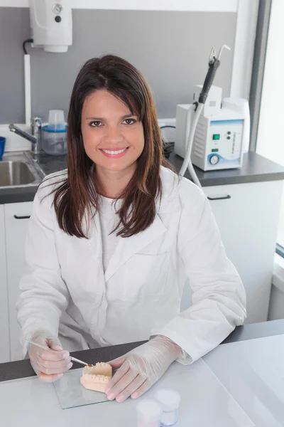 Doctora joven que trabaja en prótesis dental — Foto de Stock