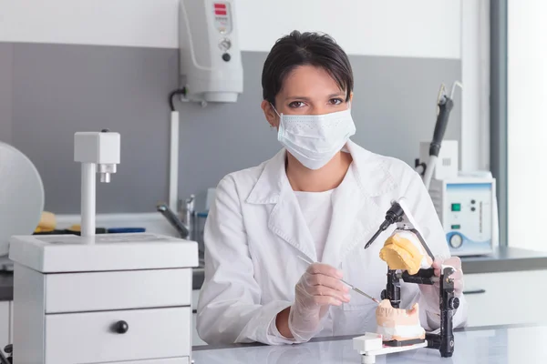 Jovem médica trabalhando em prótese dentária — Fotografia de Stock