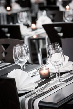 siyah ve beyaz Restoran Tablo ayarı