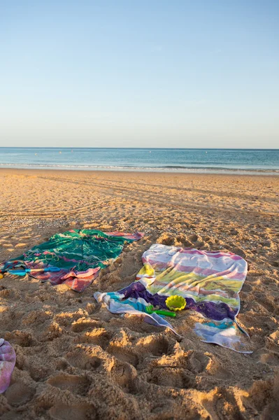 Ręczniki na plaży z piasku zabawki — Zdjęcie stockowe