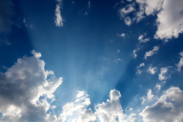 Solstrålar genom molnen — Stockfoto