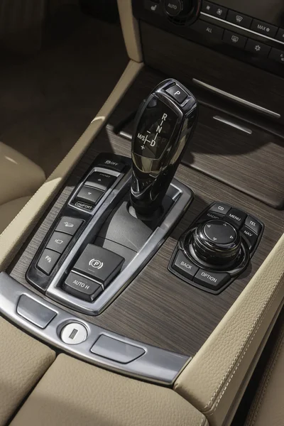 Sportwagen gear shifter — Stockfoto