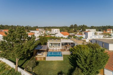 İç ve dış manzaralı, havuzu ve güvertesi olan modern villa.