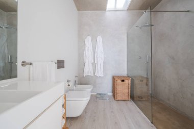 İç ve dış manzaralı, havuzu ve güvertesi olan modern villa.