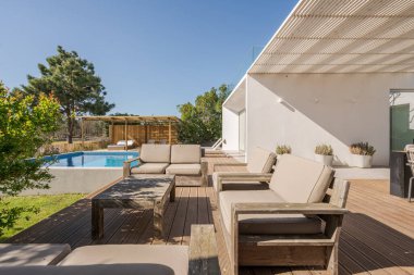 İç ve dış manzaralı, havuzu ve güvertesi olan modern villa.