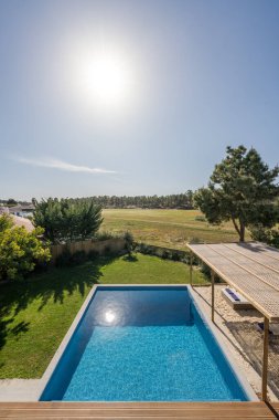 İç ve dış manzaralı, havuzu ve güvertesi olan modern villa.