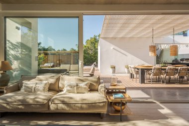 İç ve dış manzaralı, havuzu ve güvertesi olan modern villa.