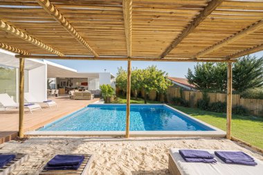 İç ve dış manzaralı, havuzu ve güvertesi olan modern villa.