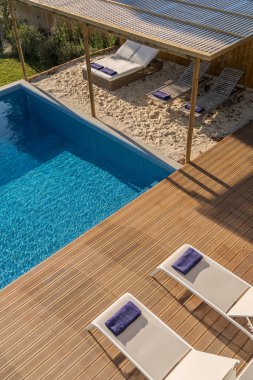 İç ve dış manzaralı, havuzu ve güvertesi olan modern villa.