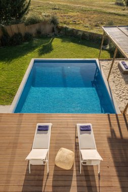İç ve dış manzaralı, havuzu ve güvertesi olan modern villa.