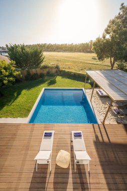 İç ve dış manzaralı, havuzu ve güvertesi olan modern villa.