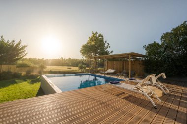 İç ve dış manzaralı, havuzu ve güvertesi olan modern villa.