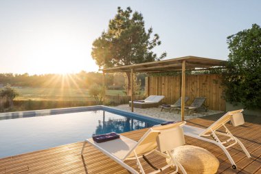 İç ve dış manzaralı, havuzu ve güvertesi olan modern villa.