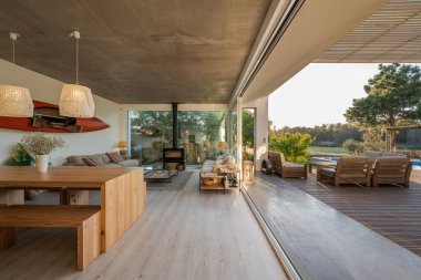 İç ve dış manzaralı, havuzu ve güvertesi olan modern villa.