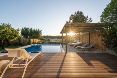 İç ve dış manzaralı, havuzu ve güvertesi olan modern villa.