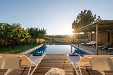 İç ve dış manzaralı, havuzu ve güvertesi olan modern villa.