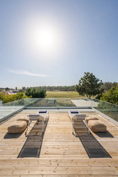 Moderne Villa Mit Pool Und Deck Mit Innen Und Außenblick — Stockfoto