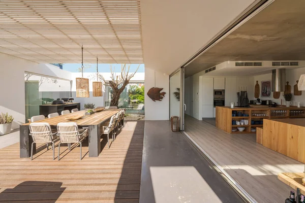 Villa Moderna Con Piscina Terraza Con Vistas Interiores Exteriores —  Fotos de Stock