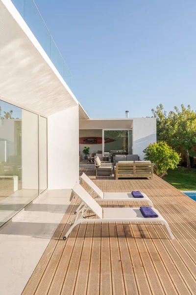 Moderne Villa Mit Pool Und Deck Mit Innen Und Außenblick — Stockfoto