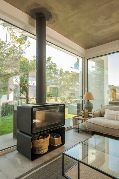 Современная вилла с бассейном и палубой с интерьером и видом на море
