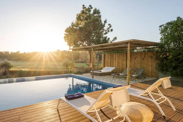 İç ve dış manzaralı, havuzu ve güvertesi olan modern villa.
