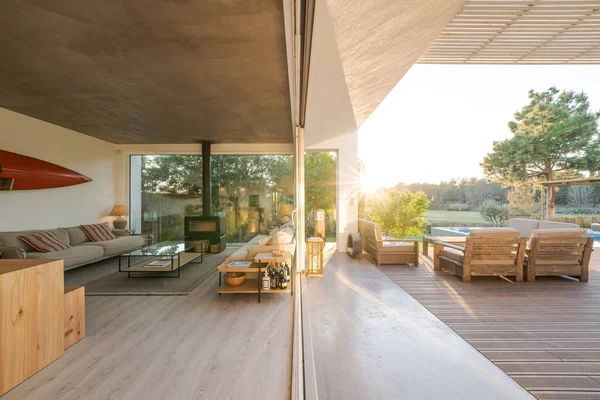 Villa Moderna Con Piscina Terraza Con Vistas Interiores Exteriores —  Fotos de Stock