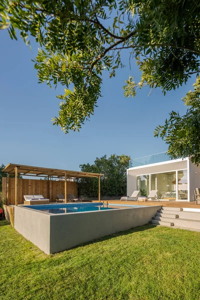 Moderne Villa Mit Pool Und Deck Mit Innen Und Außenblick lizenzfreie Stockbilder