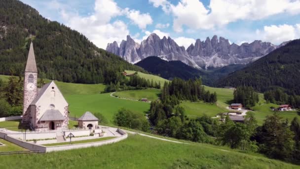Relaxing Drone View Maddalena Green Vall Funes Dolomites — Vídeo de Stock