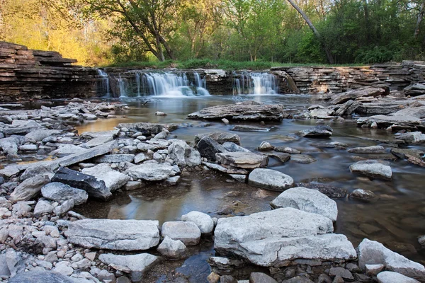 Rotsachtige waterval — Stockfoto