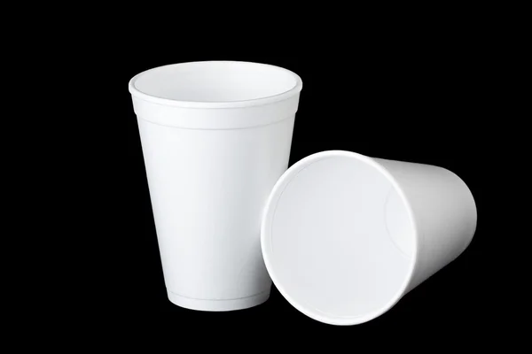 Дві пінопластові чашки на чорному — стокове фото