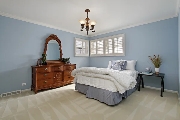 Главная спальня с голубыми стенами — стоковое фото