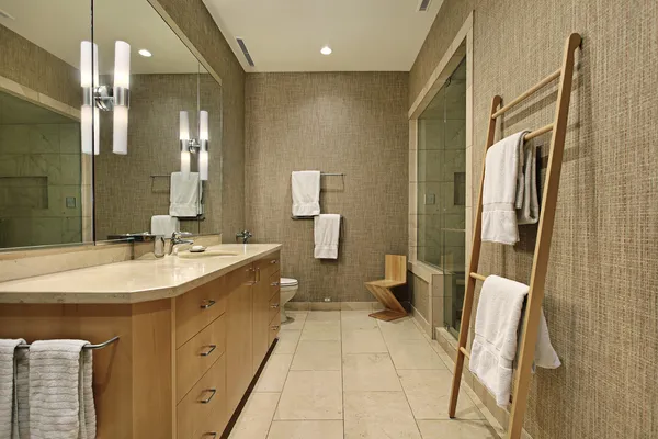 Master bath with wood cabinetry — Stock Photo, Image