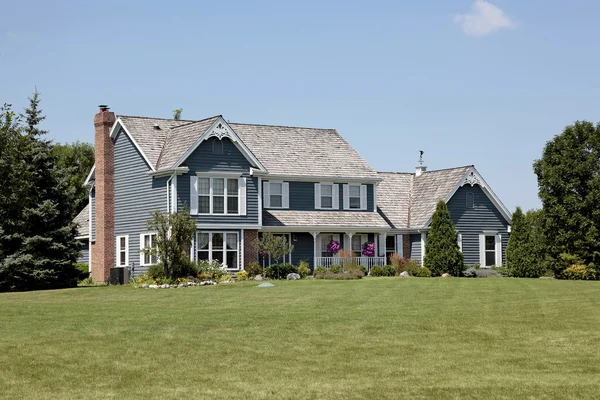 mavi dış cephe ile banliyö ev