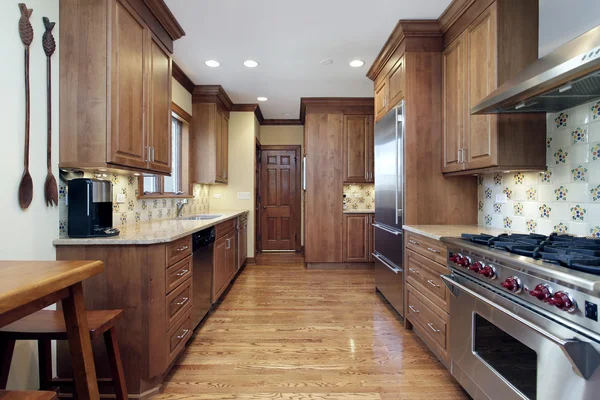 Cocina con armarios de madera de roble — Foto de Stock