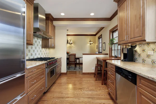 Cocina con armarios de madera de roble — Foto de Stock