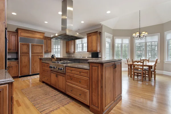 Cocina con madera y granito centro isla — Foto de Stock