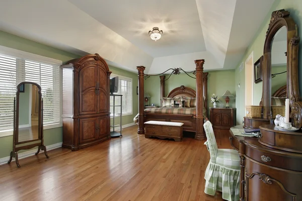 Dormitorio principal con cama de madera enmarcada —  Fotos de Stock