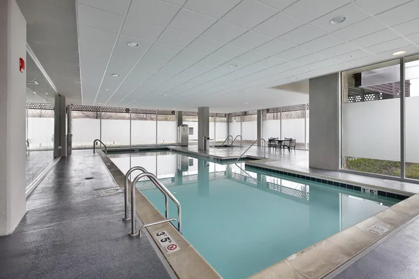 Zwembad in condominium gebouw — Stockfoto