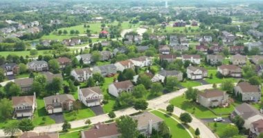 Yaz boyunca Chicago 'nun banliyösünde lüks bir semtin havadan görünüşü.