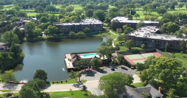 Vista Aérea Complejo Residencial Con Lago Piscina Pistas Tenis — Vídeo de stock