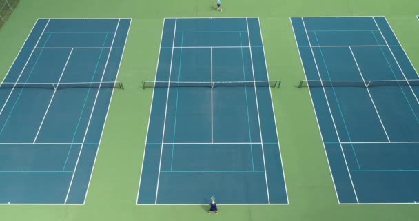 Dos Jugadores Tenis Reúnen Uno Contra Otro Una Cancha Tenis — Vídeo de stock